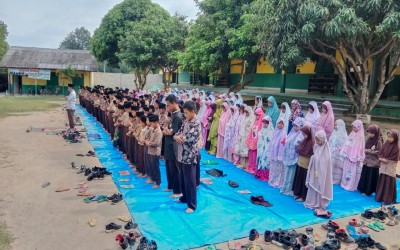 Kegiatan Sholat Berjamaah MI Nurul Muhajirin Kotanegara